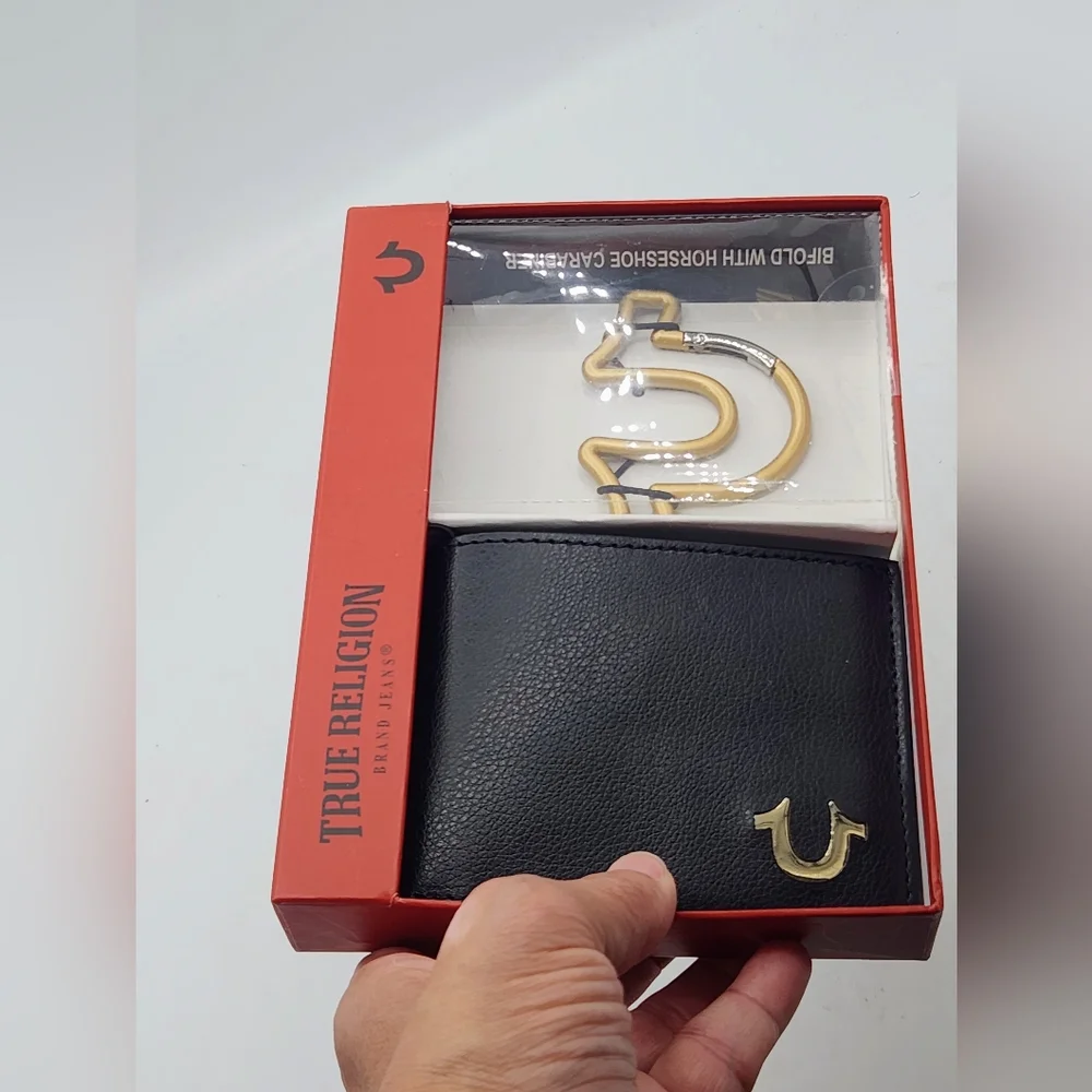 NIB True Religion Altro Bifold Wallet & Gold Horseshoe Carabiner Gift Set